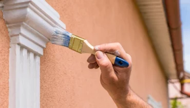 Außenanstrich Wien: Gleichmäßiges Auftragen von Farbe mit einem Pinsel